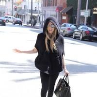 Avril Lavigne after getting her nails done at a salon | Picture 89932